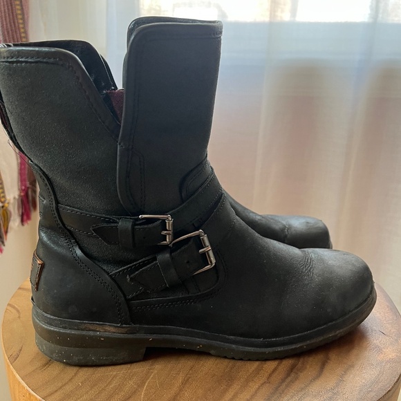 UGG cool black leather waterproof boots -  loved with love to give! - Picture 3 of 6
